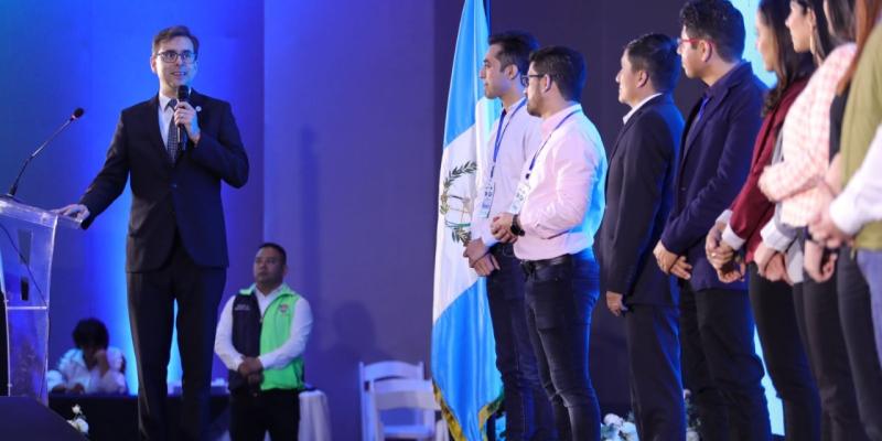 El viceministro de Desarrollo de la Mipyme, Fernando Escalante, en representación del ministro de Economía, Dr. Janio Rosales, participó en la premiación del concurso “El Gran Pitch”