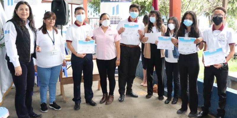 Certifican a estudiantes de la Escuela de Ciencias Comerciales Catalina como Guardianes Ecológicos