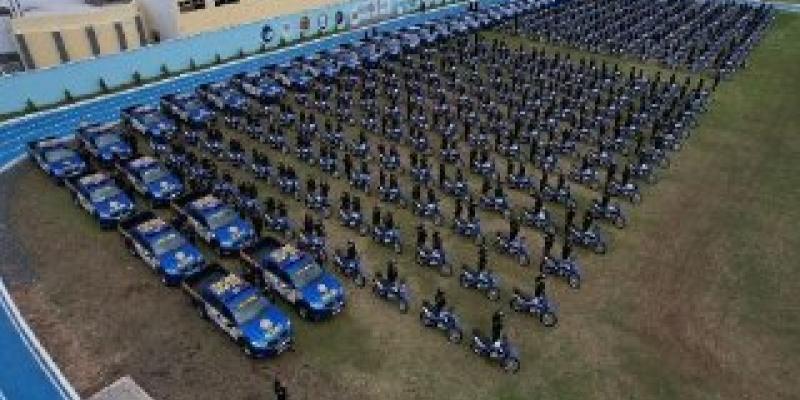 Entregan 300 motocicletas y 39 autopatrullas para mejorar la movilidad policial en el país