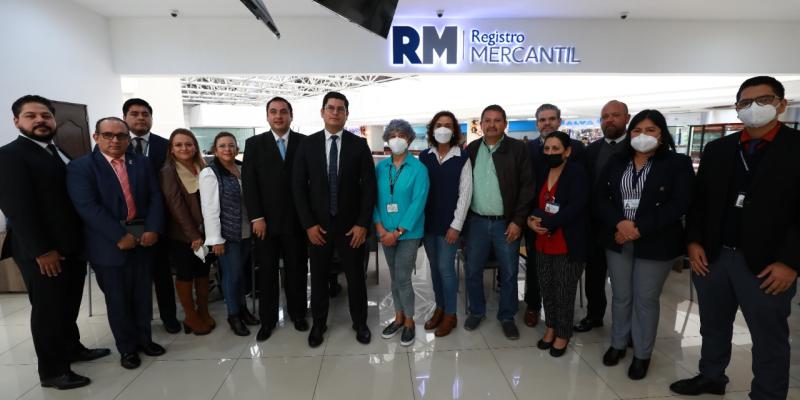 Ministro de economía, inaugura ampliación de servicios del Registro MercantilCon el objetivo de satisfacer la demanda de atención de los usuarios que en la actualidad acuden a la nueva sede del Registro Mercantil General de la República (RM) ubicada en el Centro Empresarial Géminis 10, las autoridades del Ministerio de Economía decidieron ampliar el espacio físico de atención del área ubicada en el tercer nivel del edificio mencionado. El ministro de Economía, Dr. Janio Rosales, quien participó en el evento