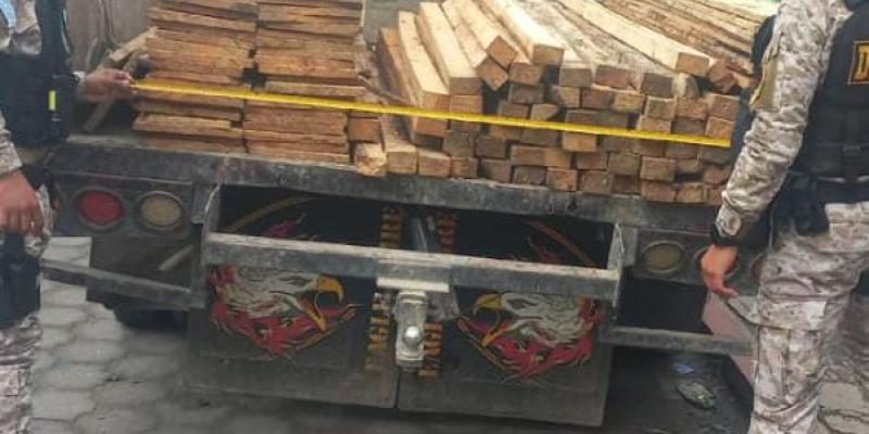 Diprona captura a personas por transportar de forma ilegal producto forestal