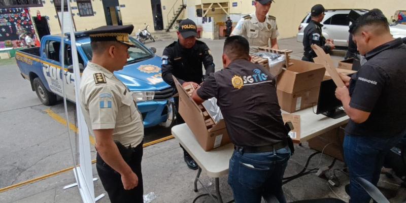 Gobernación refuerza trabajo policial con entrega de equipo cómputo