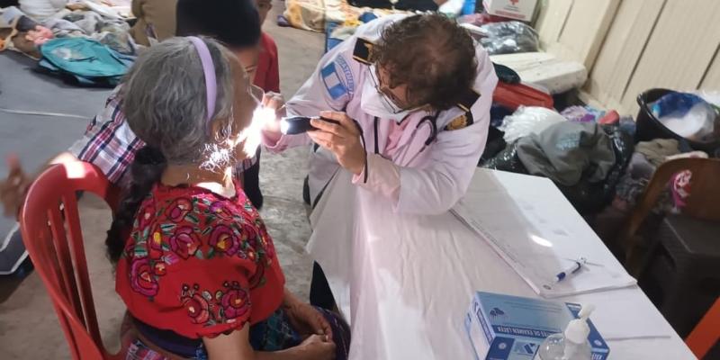Salud policial realiza jornada médica en el asentamiento Los Eucaliptos zona 21