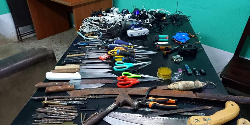 Decomisan objetos ilícitos en requisa en centro carcelario