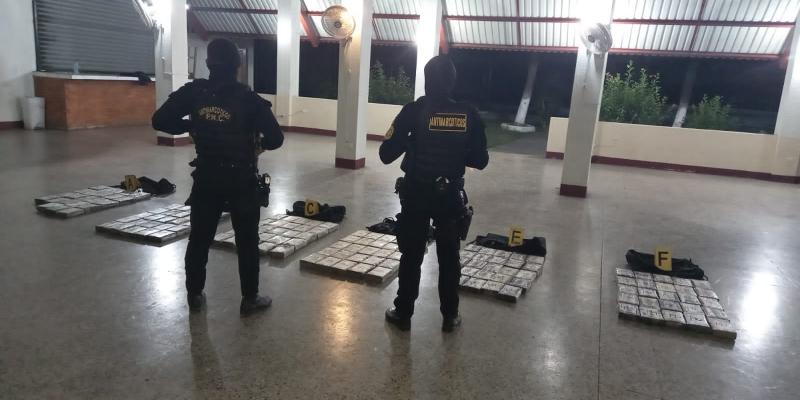 Denuncia permite incautar 147 paquetes en buque mercante de Colombia