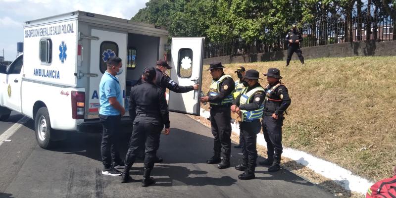 Ambulancias de PNC en apresto por retorno de personas por fiestas de fin de año