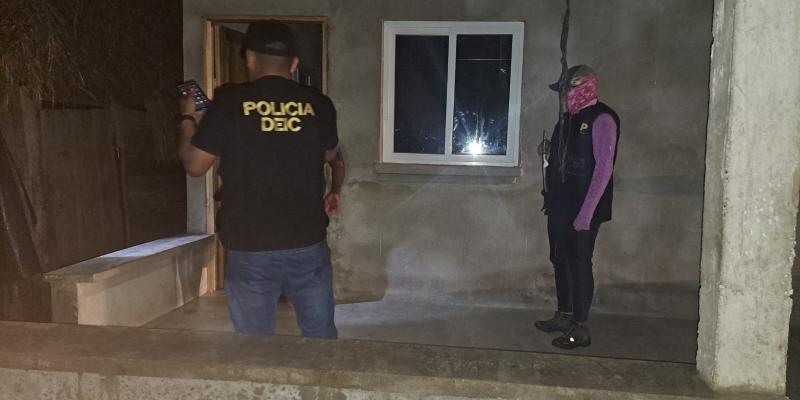 Investigadores detienen a dos personas por homicidio y asesinato en allanamientos