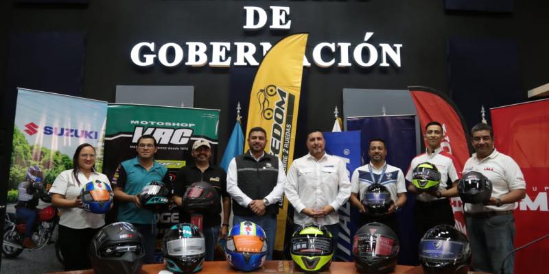 Gobernación recibe cascos certificados para protección de unidades motorizadas de la PNC