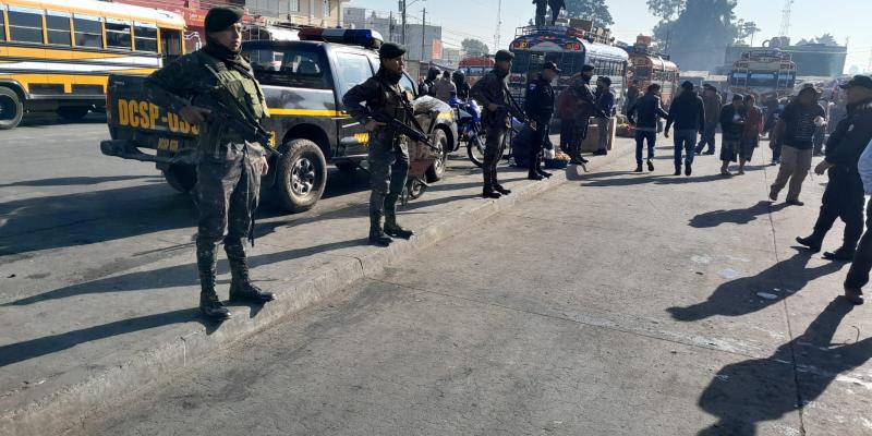 Soldados guatemaltecos realizan operaciones de seguridad en el territorio nacional.