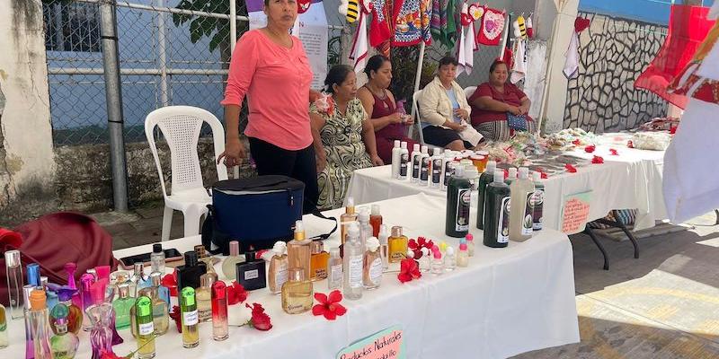 Emprendedoras de Petén muestras sus productos en feria 