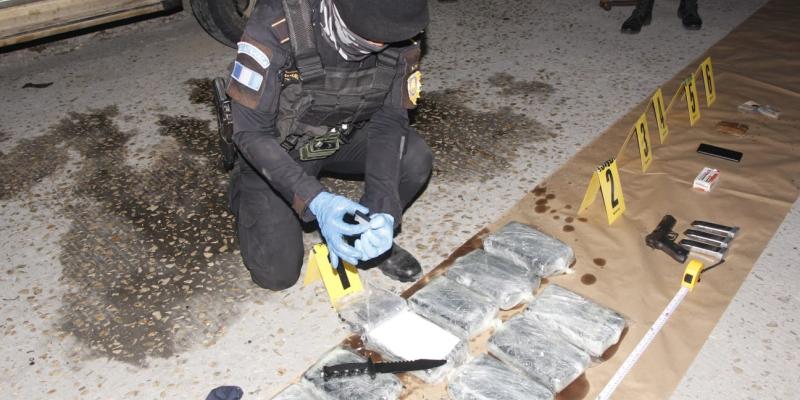 Detenido trasladaba once paquetes con cocaína en vehículo