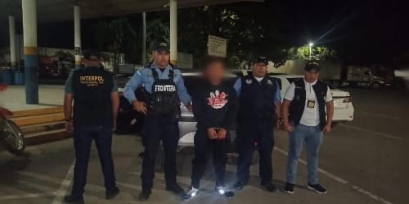 Detienen y retiran del país a hondureño buscado por extorsión