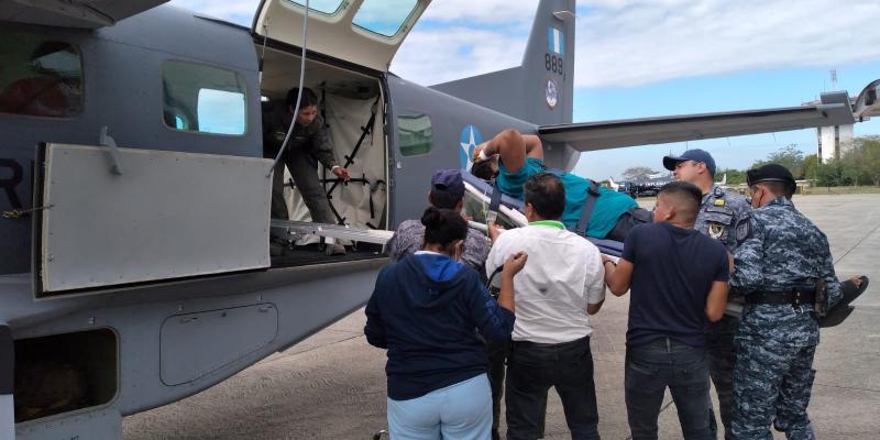 Fuerza Aérea Guatemalteca realizó traslado aeromédico de paciente desde Petén, hacia la ciudad capital.