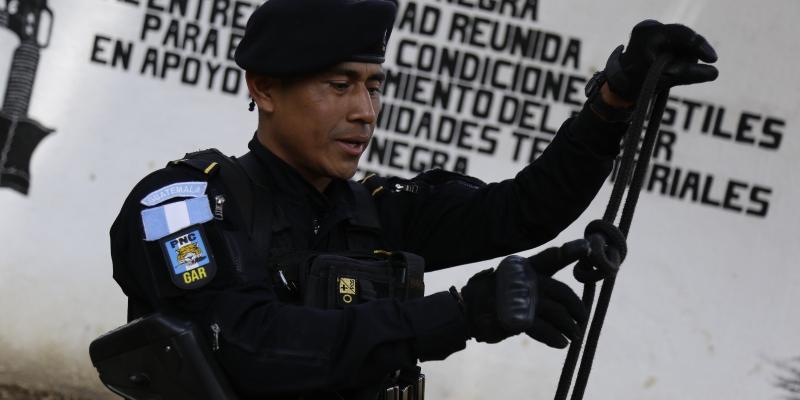 Personal de las Fuerzas Especiales de Policía refuerzan habilidades sobre cabuyería