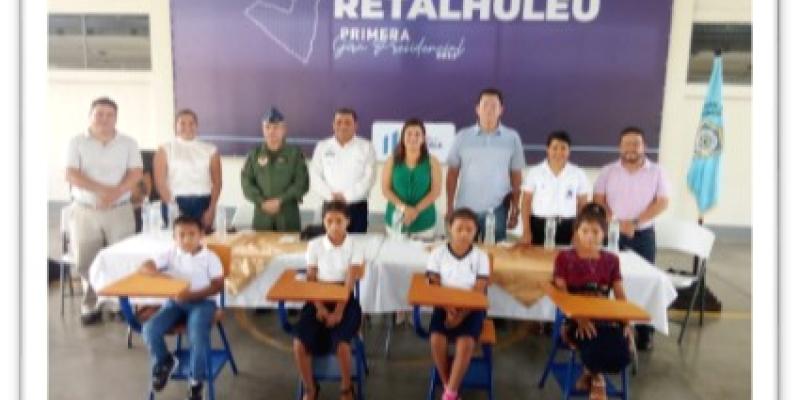 Entregan escritorios nuevos para estudiantes