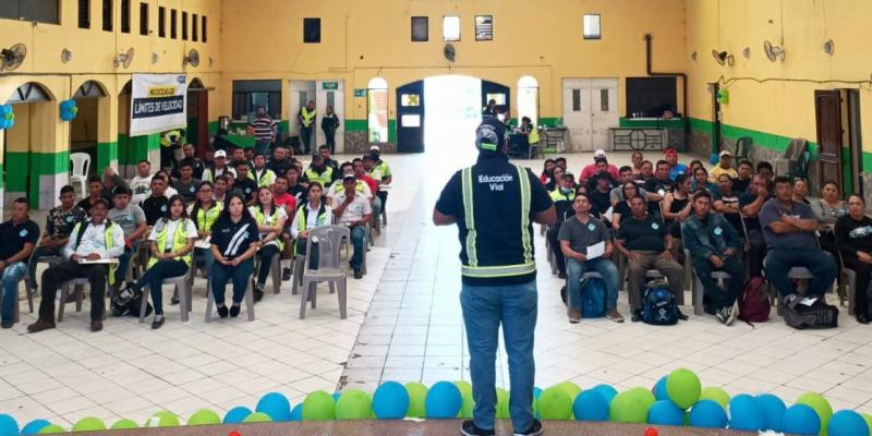 Capacitan a motoristas de San Miguel Petapa, Guatemala, sobre riesgos al conducir