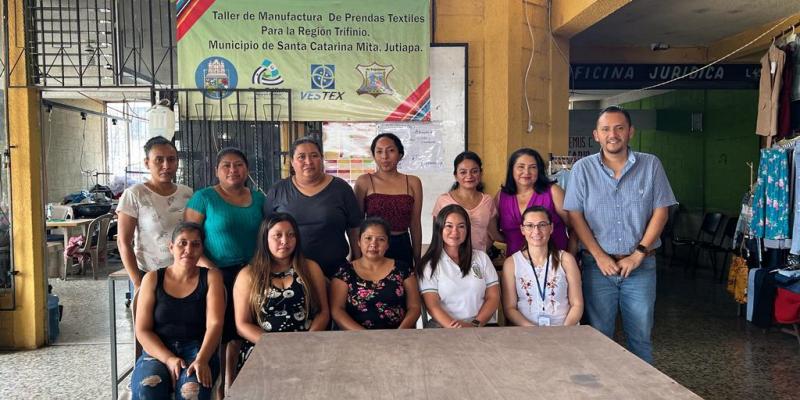Emprendedoras de Jutiapa reciben capacitación sobre corte y confección. 