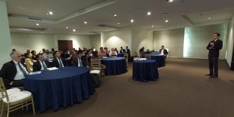 Público conoce sobre el navegador financiero y el Programa Sello Blanco
