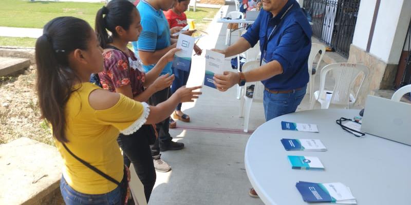 Personas recibiendo información sobre cómo impulsar sus emprendimientos en Izabal