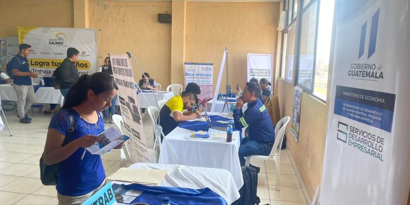 Vecinos de Jutiapa participan en la feria Nacional de Empleo 