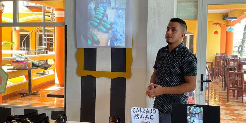 Emprendedor expone sus productos y servicios en evento para emprendedores en Jutiapa