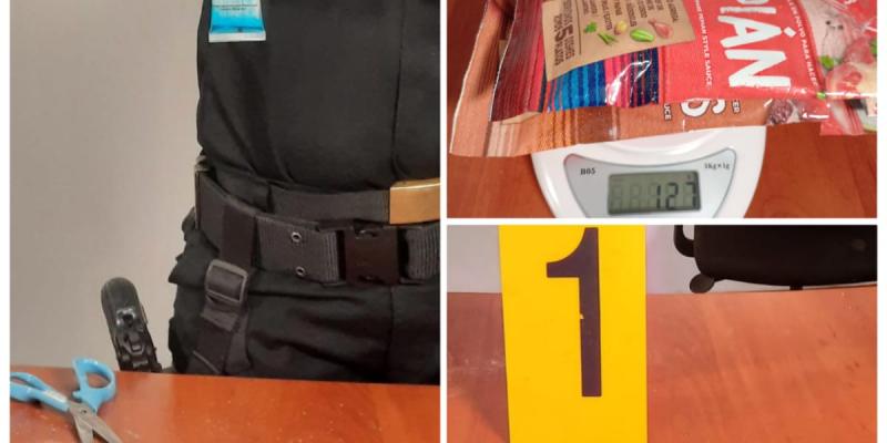 Decomisan droga en bodega de encomiendas