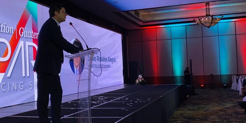 El ministro de Economía, Dr. Janio Rosales, durante su disertación.