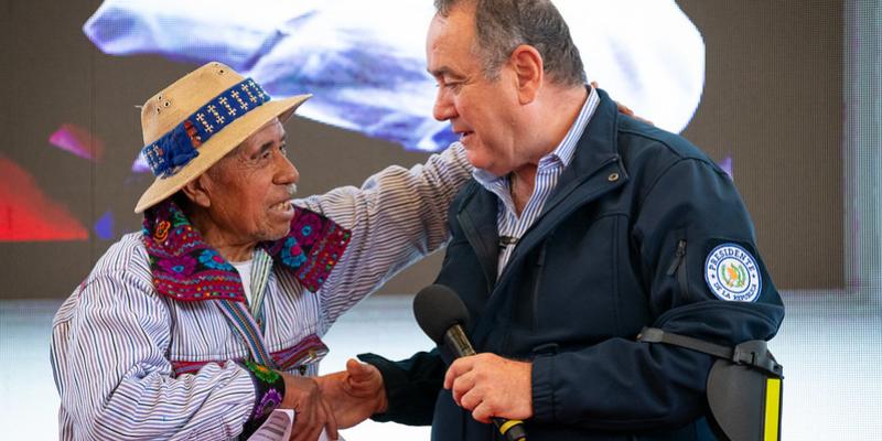 Presidente Alejandro Giammattei entrega acreditaciones