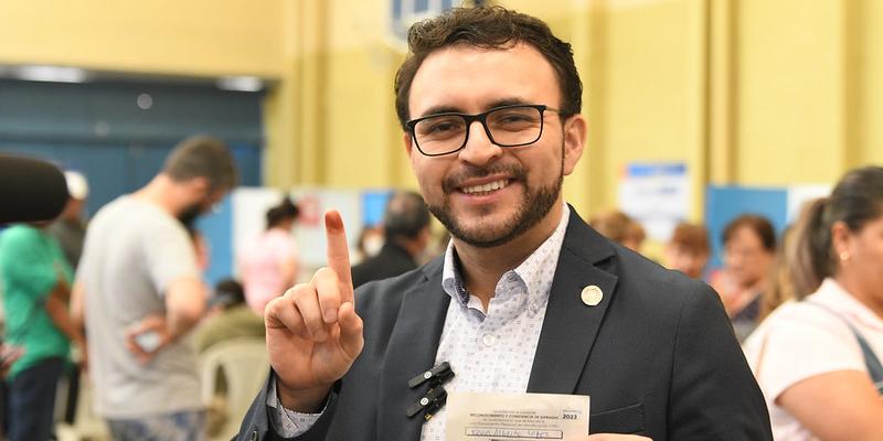 Secretario de Comunicación Social, emite su voto