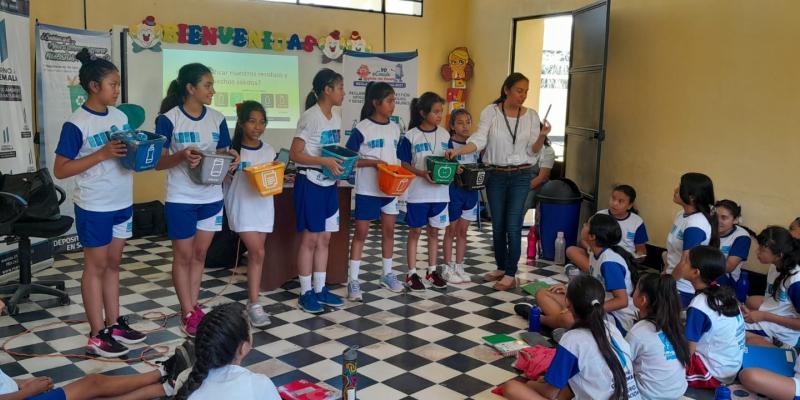 Socializan con estudiantes de Baja Verapaz el Reglamento 164