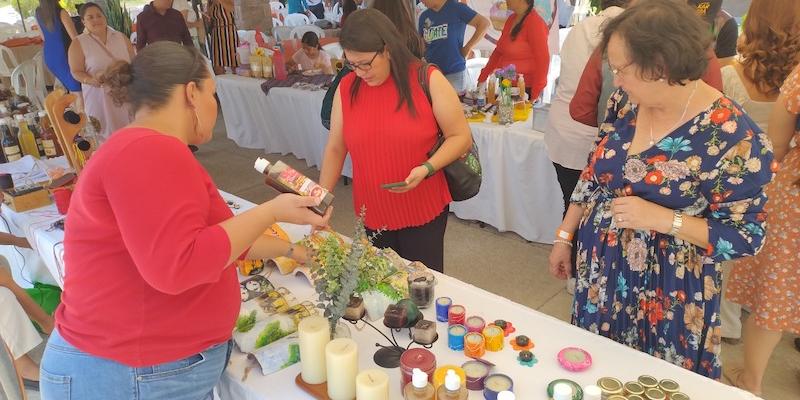 emprendedoras de Zacapa muestran sus productos en feria comercial. 