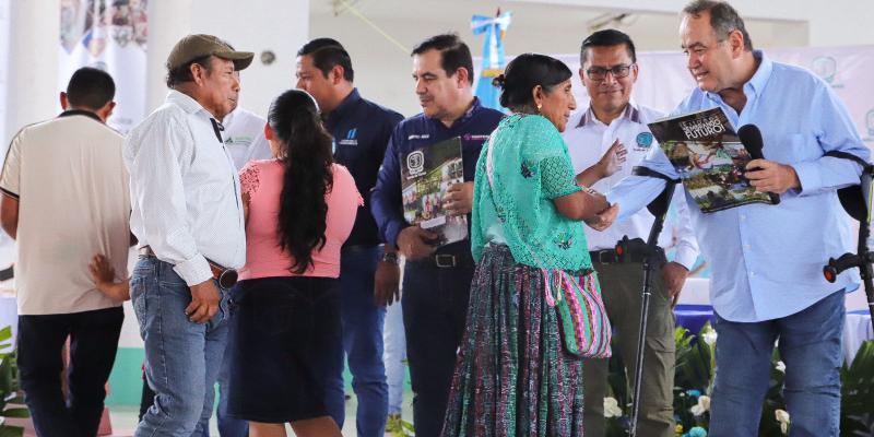 Más de 200 familias de Petén reciben escrituras de tierras