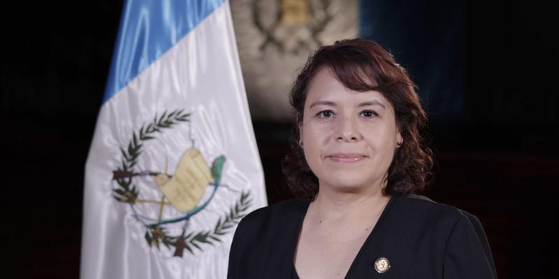 Juramentan a Ministra de Economía