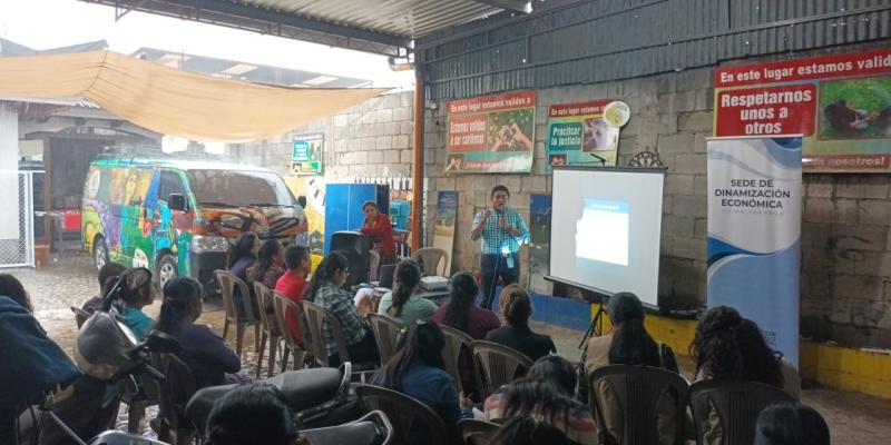 Emprendedores reciben capacitación sobre costos de producción 