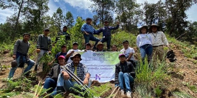 Instituciones y voluntarios reforestan en Santa Cruz del Quiché