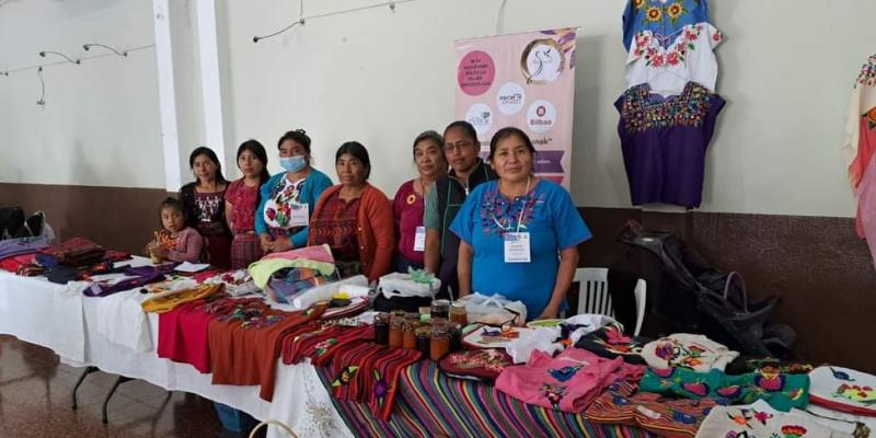 Emprendedoras reciben taller sobre registro de emprendimientos