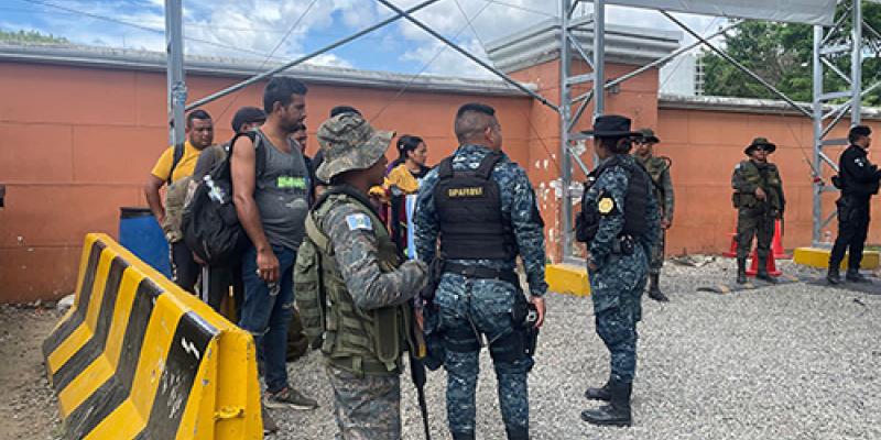 Ejército de Guatemala apoya controles interinstitucionales para prevenir el tránsito irregular de migrantes.
