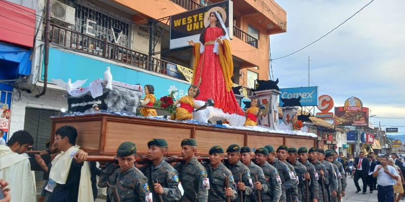 Elementos del Ejército de Guatemala cargan en hombros la procesión de Santa María Magdalena