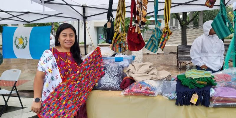 Empresas con distintivo sello blanco participan en feria en Washington 