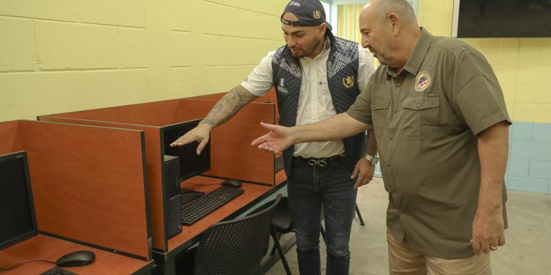 Las autoridades supervisaron el equipo