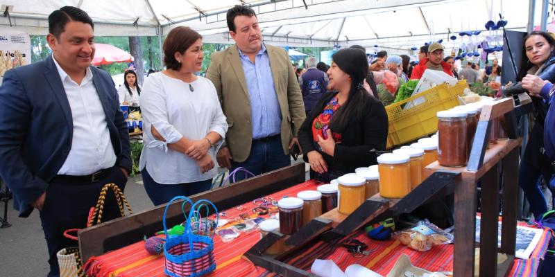 El MAGA realiza feria de hortalizas y productos en el marco del Día Internacional de la Mujer Rural