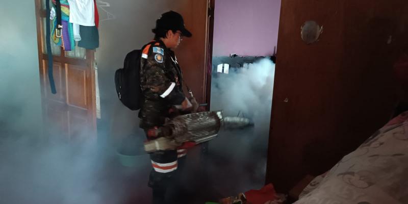 Ejército de Guatemala realiza jornadas de abatización y fumigación para evitar la propagación de zancudos transmisores de enfermedades.