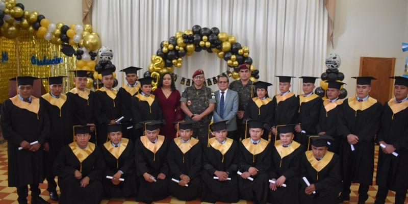 Soldados guatemaltecos concluyen formación educativa por madurez.