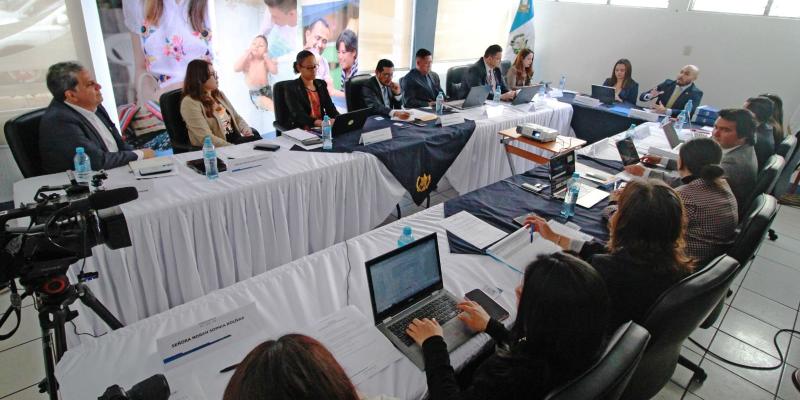 El secretario Francisco Molina se dirige al Equipo de Transición 