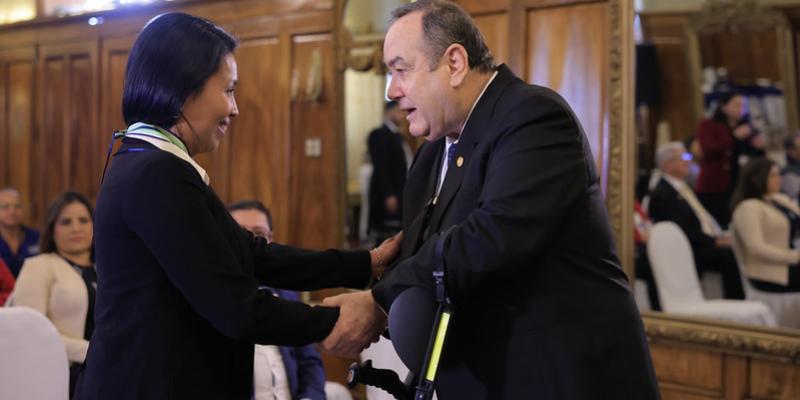 Presidente de la Repùblica entrega medalla de medio ambiente 