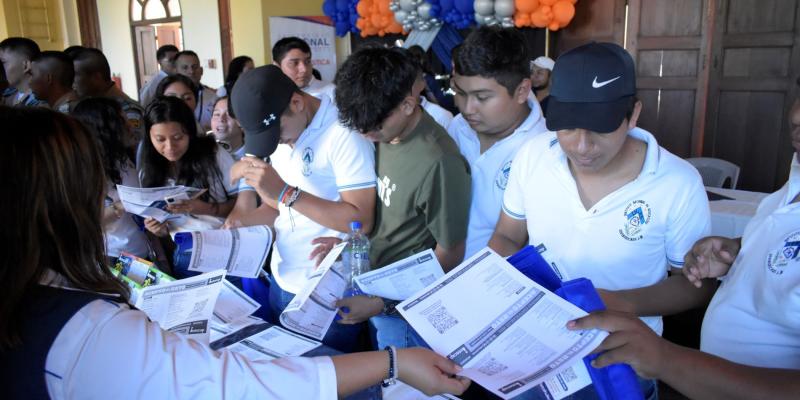 Jóvenes interesados en optar a becas nacionales e internacionales.