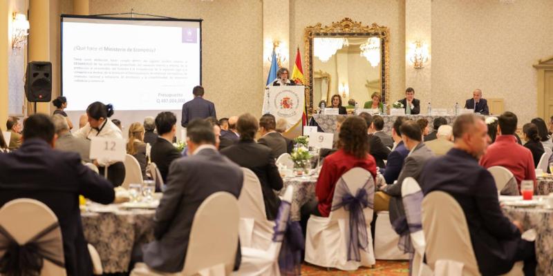 Ministra Gabriela García se dirige al publico presente