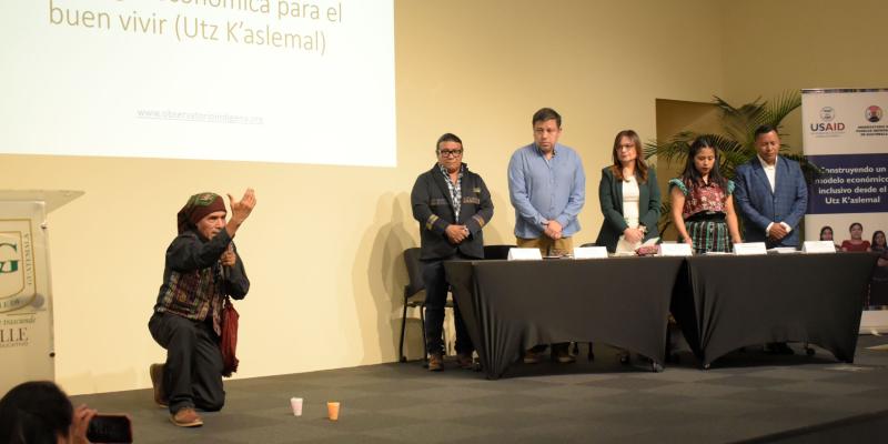 Presentación de la estrategia económica en la Universidad del Valle de Guatemala.