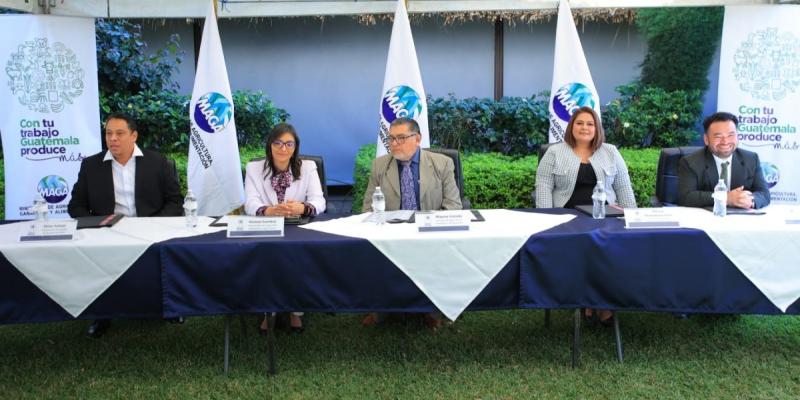 Ministro Maynor Estrada presenta su equipo de trabajo