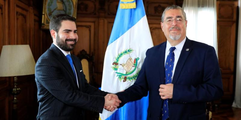 Presidente Bernardo Arévalo juramenta a Comisionado 